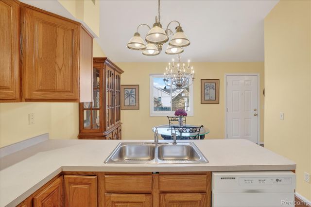 174 Addison Circle 19, Fowlerville Village, MI 48836