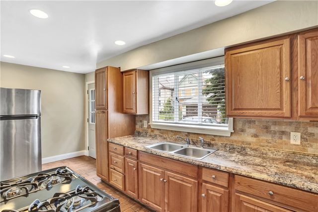 314 Grove St, Mckees Rocks, PA 15136