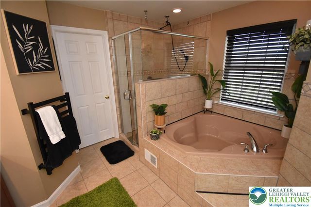 1220 Jane Lane, Pen Argyl Boro, PA 18072