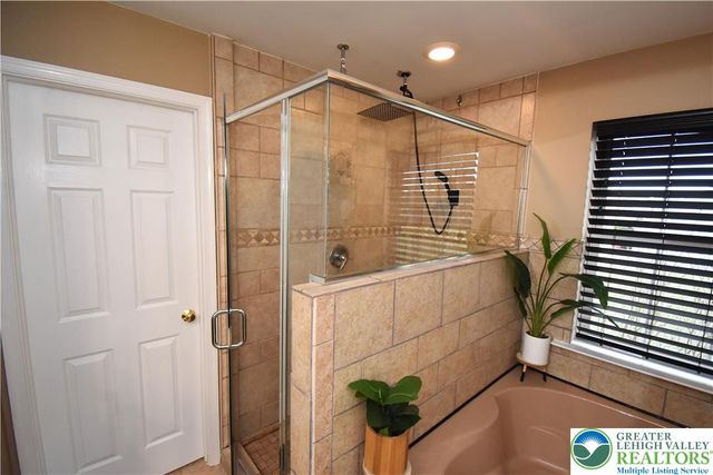 1220 Jane Lane, Pen Argyl Boro, PA 18072