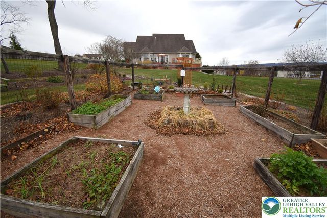 1220 Jane Lane, Pen Argyl Boro, PA 18072