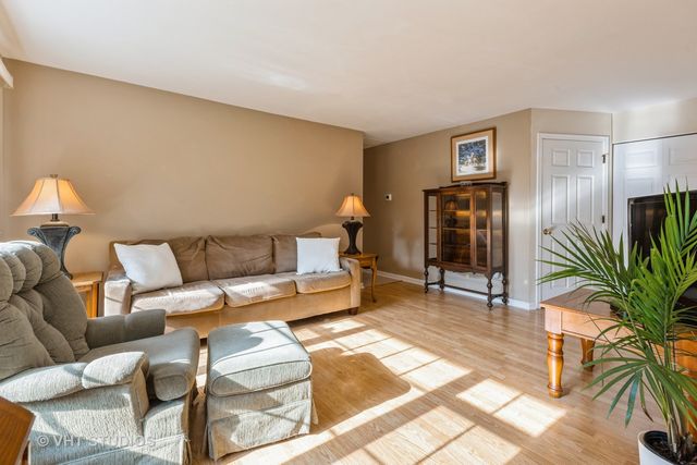 305 Buckingham Circle A, Elgin, IL 60120