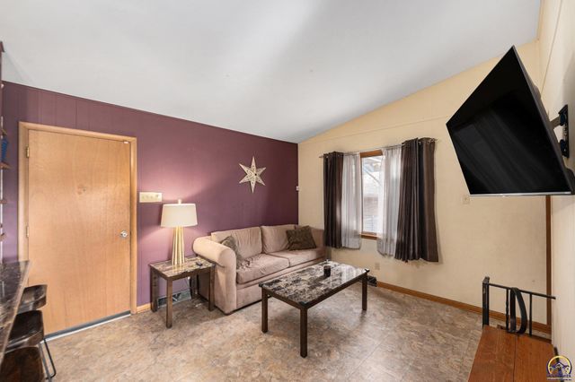 5217 SW Belle TER, Topeka, KS 66604