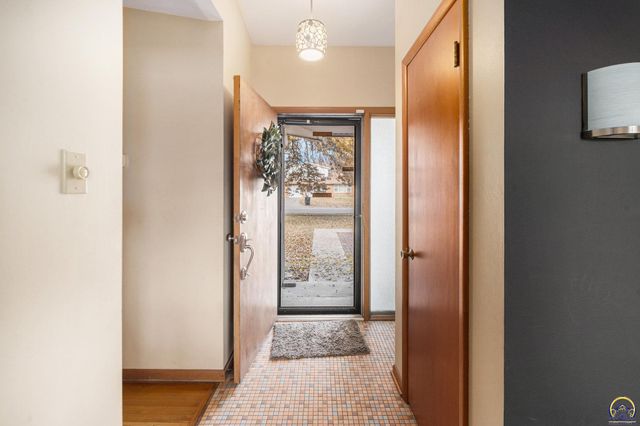 5217 SW Belle TER, Topeka, KS 66604