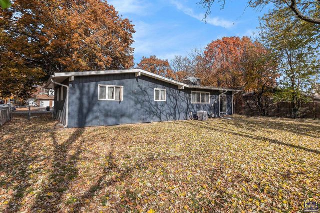 5217 SW Belle TER, Topeka, KS 66604