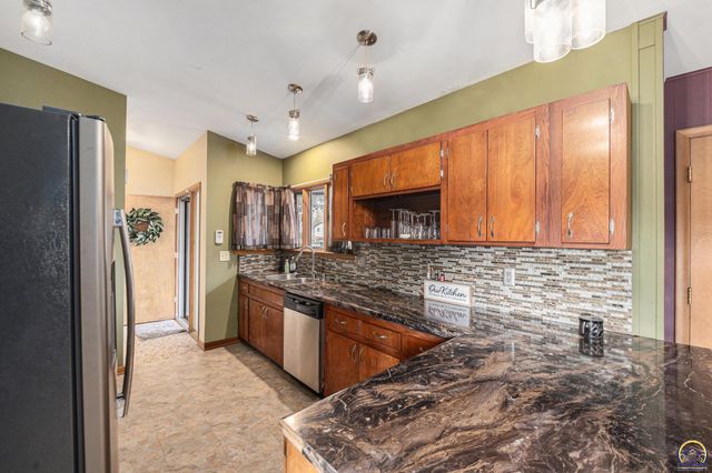 5217 SW Belle TER, Topeka, KS 66604