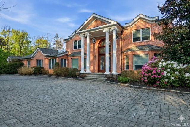 8 Brookville Lane S, Brookville, NY 11545