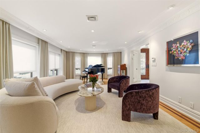 8 Brookville Lane S, Brookville, NY 11545