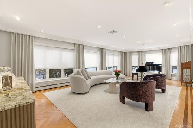 8 Brookville Lane S, Brookville, NY 11545