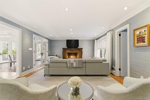 8 Brookville Lane S, Brookville, NY 11545