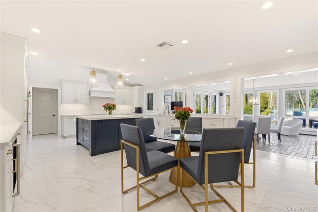 8 Brookville Lane S, Brookville, NY 11545