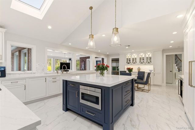 8 Brookville Lane S, Brookville, NY 11545