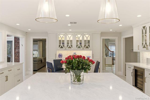 8 Brookville Lane S, Brookville, NY 11545