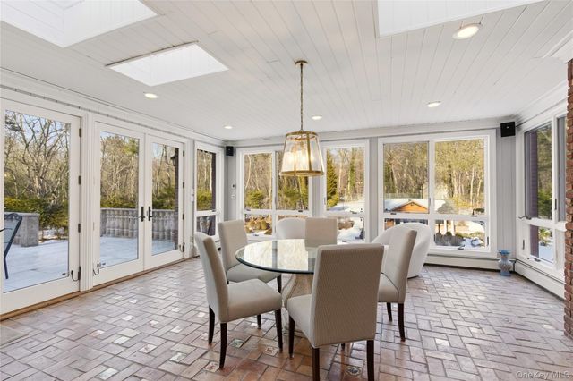 8 Brookville Lane S, Brookville, NY 11545