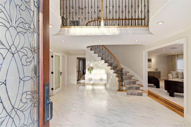 8 Brookville Lane S, Brookville, NY 11545