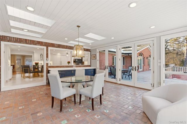 8 Brookville Lane S, Brookville, NY 11545