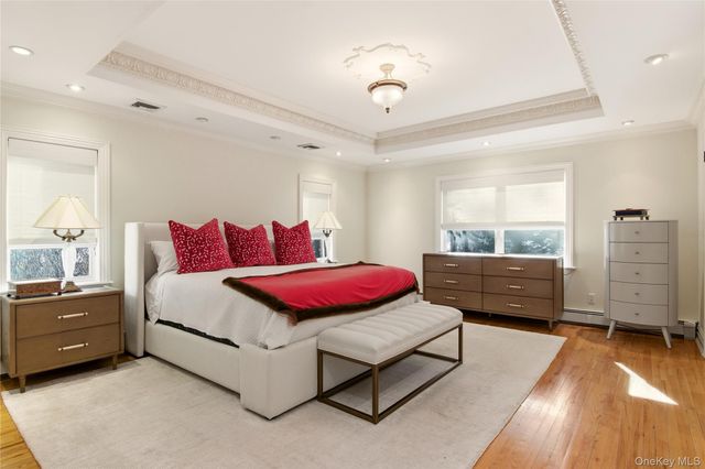 8 Brookville Lane S, Brookville, NY 11545