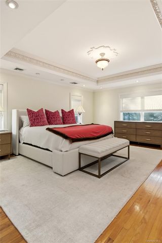 8 Brookville Lane S, Brookville, NY 11545