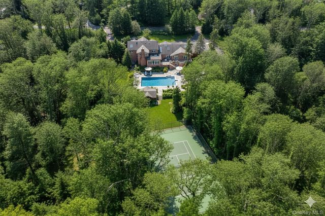 8 Brookville Lane S, Brookville, NY 11545