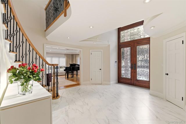 8 Brookville Lane S, Brookville, NY 11545