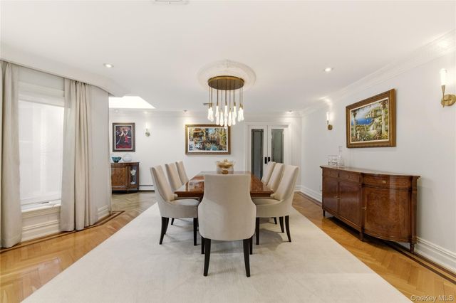 8 Brookville Lane S, Brookville, NY 11545