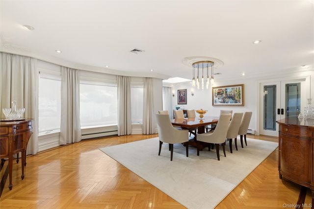 8 Brookville Lane S, Brookville, NY 11545