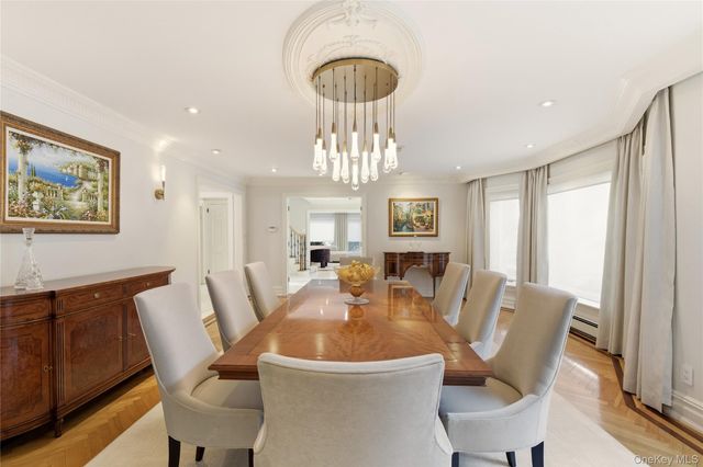 8 Brookville Lane S, Brookville, NY 11545