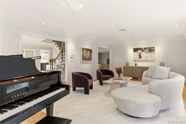 8 Brookville Lane S, Brookville, NY 11545