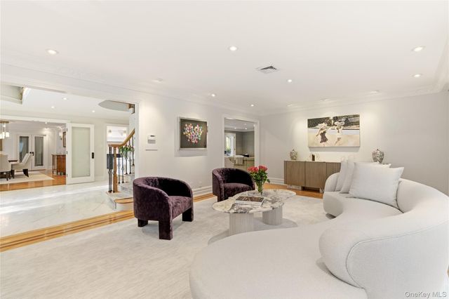 8 Brookville Lane S, Brookville, NY 11545