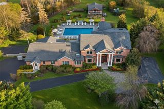 8 Brookville Lane S, Brookville, NY 11545