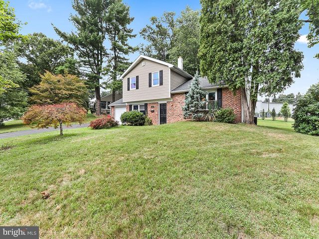 821 SWEETBRIAR DR, Warminster, PA 18974