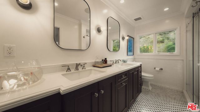 7218 La Presa Drive, Los Angeles, CA 90068