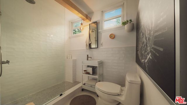 7218 La Presa Drive, Los Angeles, CA 90068