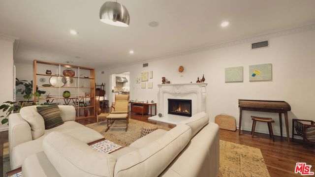 7218 La Presa Drive, Los Angeles, CA 90068