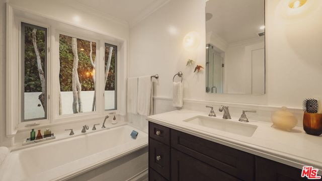 7218 La Presa Drive, Los Angeles, CA 90068
