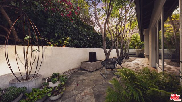7218 La Presa Drive, Los Angeles, CA 90068