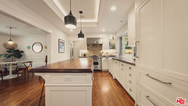 7218 La Presa Drive, Los Angeles, CA 90068