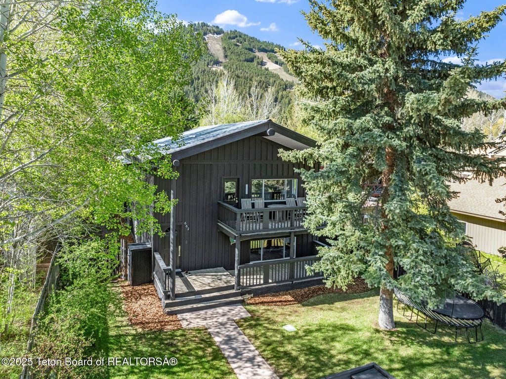 662 E HANSEN Avenue, Jackson, WY 83001 photo 2