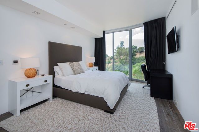 9274 Sierra Mar, Los Angeles, CA 90069