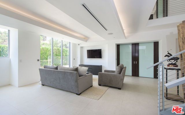 9274 Sierra Mar, Los Angeles, CA 90069