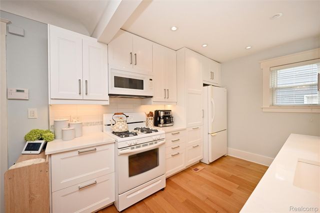 232 W Houstonia Avenue, Royal Oak, MI 48073