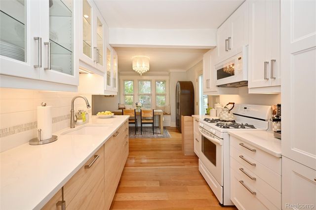 232 W Houstonia Avenue, Royal Oak, MI 48073