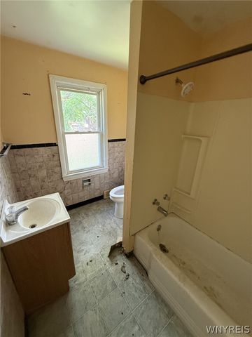 1600 Cleveland Avenue, Niagara Falls, NY 14305