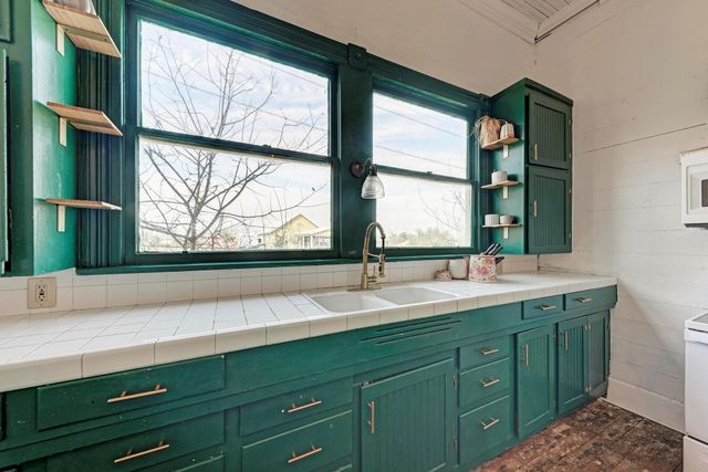 308 N Broad ST, Coupland, TX 78615