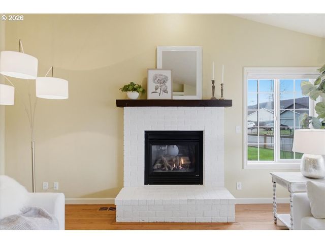 5718 E St, Springfield, OR 97477