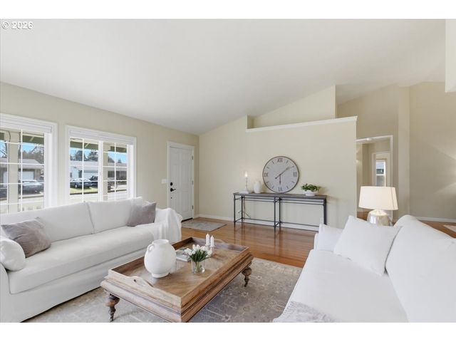 5718 E St, Springfield, OR 97477