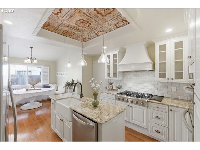 5718 E St, Springfield, OR 97477