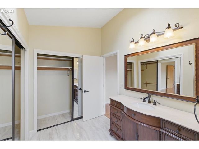 5718 E St, Springfield, OR 97477