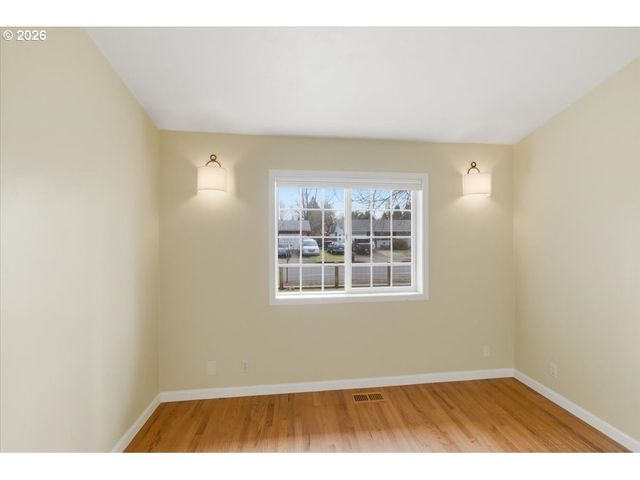 5718 E St, Springfield, OR 97477