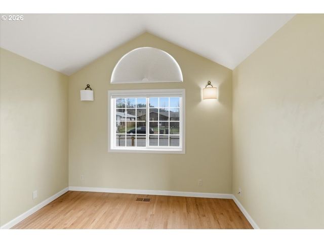 5718 E St, Springfield, OR 97477